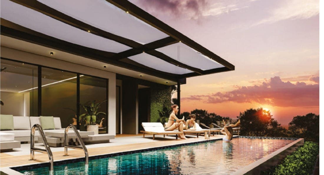 Piscina no rooftop ao entardecer