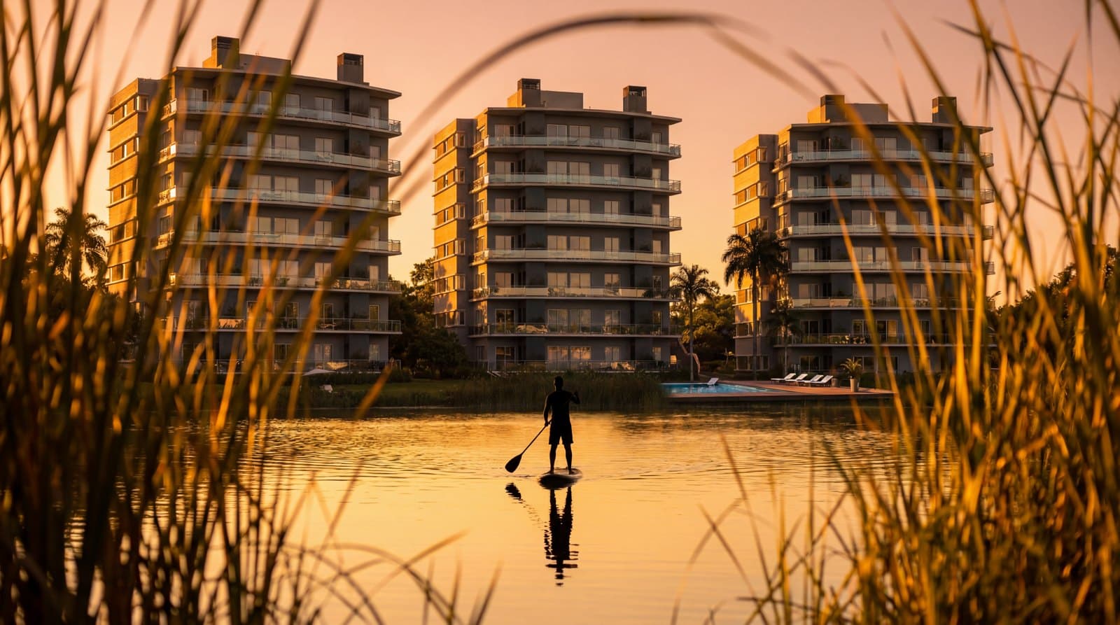 Entardecer na lagoa, em frente às torres