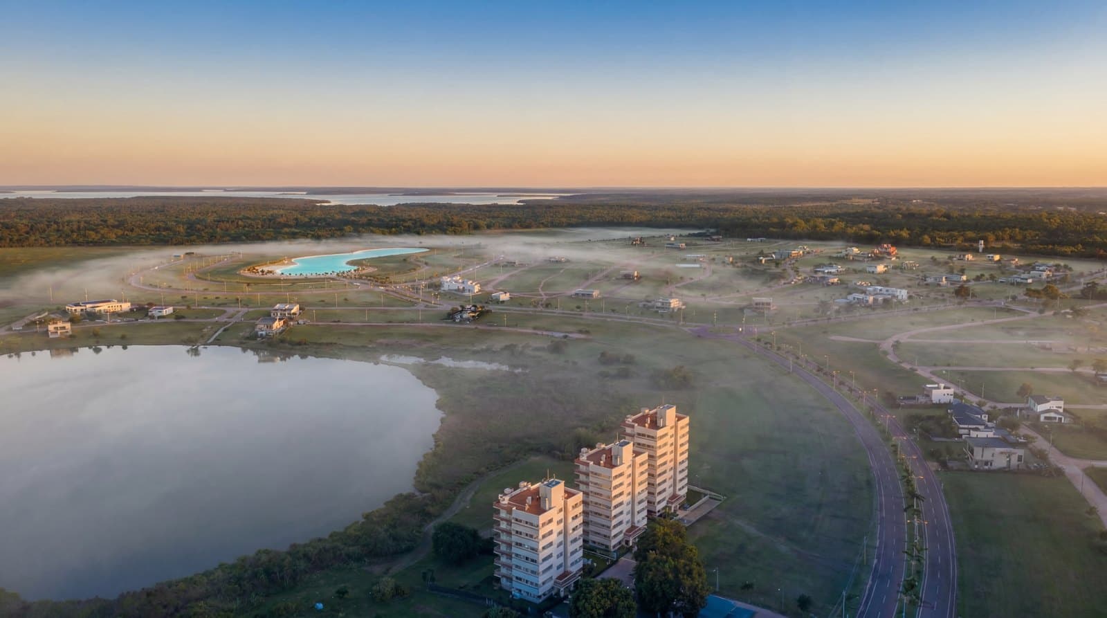 Vista aérea: a torre e a lagoa no fim da tarde