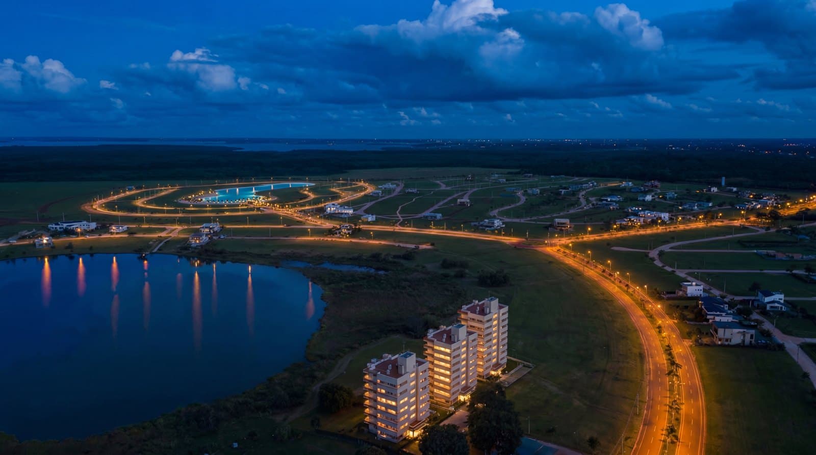 O condomínio Costa del Lago à noite